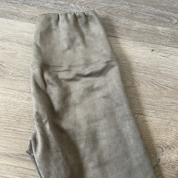 Aritzia Daria suede leggings. XS - Picture 9 of 10